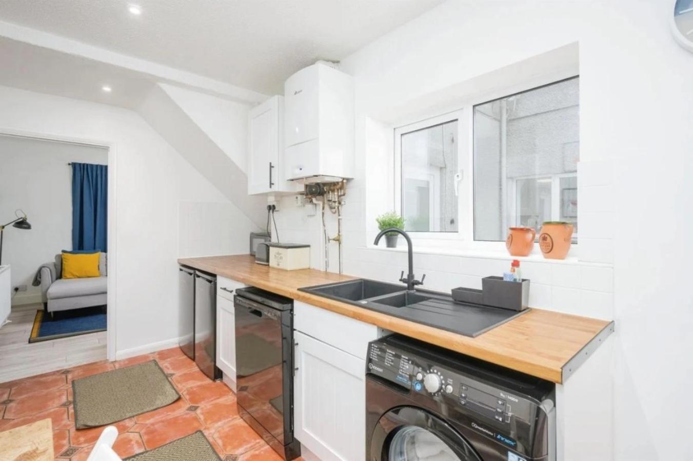 City Centre 2 Bedroom Apt - Free Parking - Wifi - Smart Tv Plymouth Exterior photo