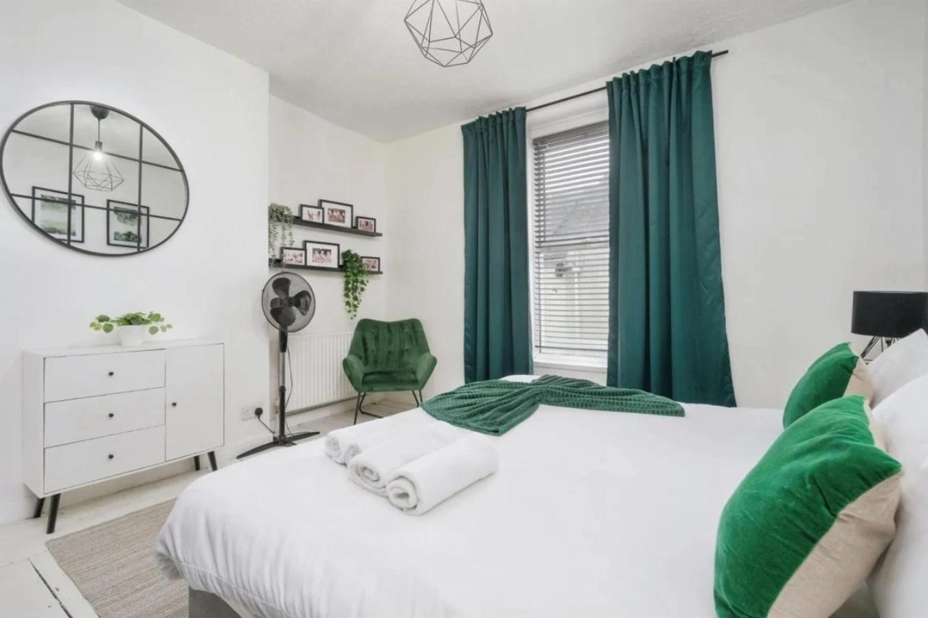 City Centre 2 Bedroom Apt - Free Parking - Wifi - Smart Tv Plymouth Exterior photo